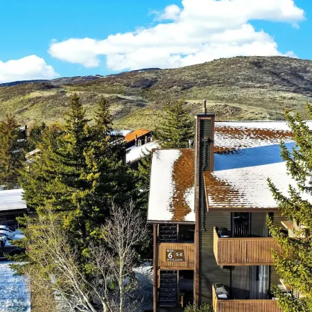 Powder Perch by Avantstay Hot Tub + Pool + Mountain-View Balcony Mins to the Slopes + Trails