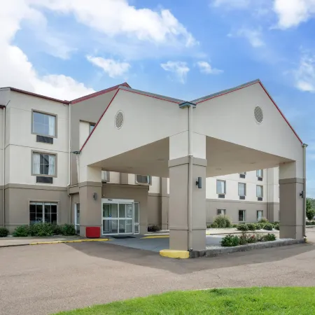 Red Roof Plus+ & Suites Vicksburg