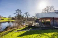 Riverbank- Glass-Fronted Riverside Stay -Hot Tub - Alojamientos