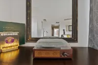 Artsy Townhouse w/ Billiards & King En Suite - 수영장