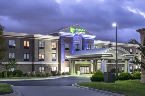 Holiday Inn Express KANSAS CITY - AT THE LEGENDS by IHG - piscina