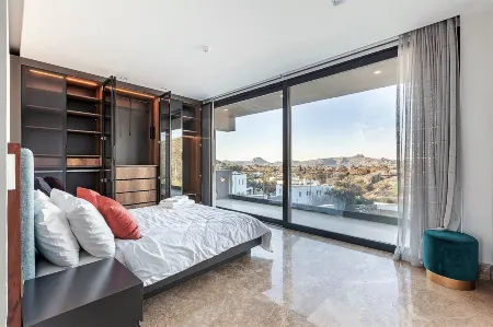 7 Deluxe - A Seductive Blend of Style and Serenity