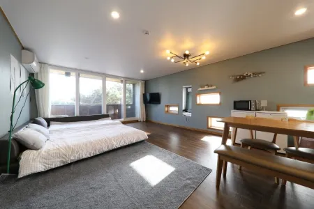 Jeju Urban Tree Pension Отели рядом с достопримечательностью «Aewol Coast Road»