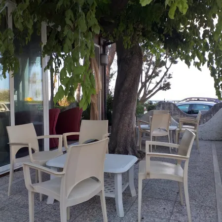 Spacious Double Room a Stone Throw from the Sea