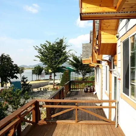 Pocheon Sun and Moon Pension Отели рядом с достопримечательностью «Общественный стадион в Чхорвоне»