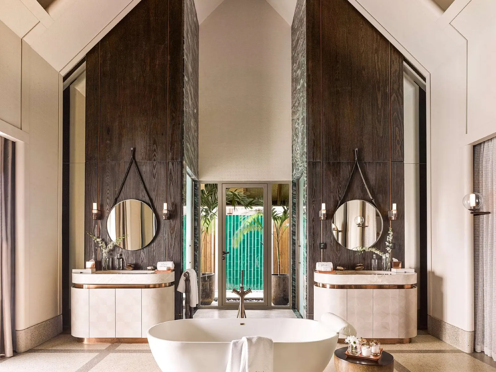 마치 살아 움직이는 듯한 거대 만타 레이 모양의 트리하우스