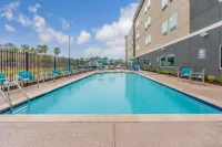 La Quinta Inn and Suites by Wyndham Houston Spring South - Pools