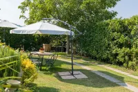 Au Jardin Fleuri Hotels in Zevio