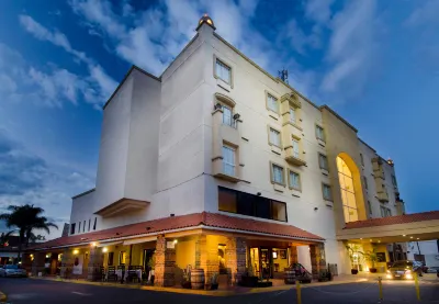 Hotel Suites México Plaza León Campestre Hotel dekat Torre Celsus