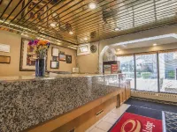 Econo Lodge Motel Village Hotel dekat Lapangan Golf Shaganappi Point