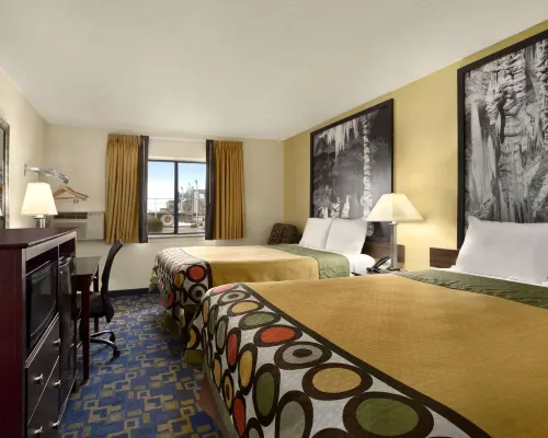 Super 8 by Wyndham Carlsbad エディのホテル