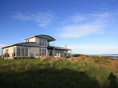 Wytonia Beachfront Accommodation Hotels near Wishart Gallery