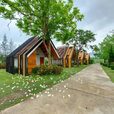 Tanaosri & Creekside Resort