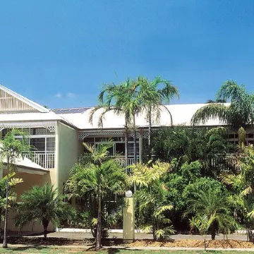 Reef Palms Motel Apartments Отели рядом с достопримечательностью «Кладбище Мак-Леод стрит Пайонир»