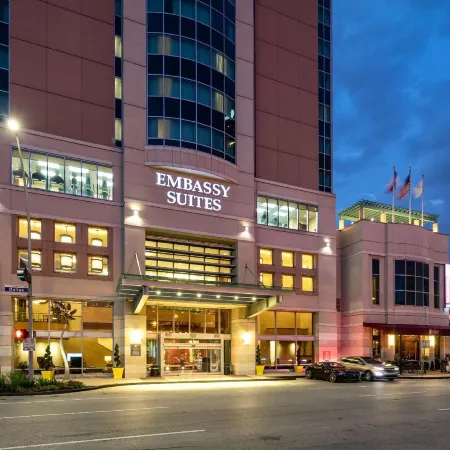 Embassy Suites by Hilton Houston Downtown Отели рядом с достопримечательностью «Остановка скоростного трамвая  "Энсембл/Общественный колледж Хьюстона"»