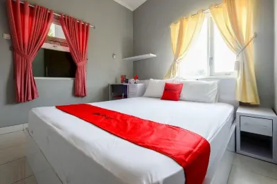 RedDoorz Near Solo Square 3 Hotels near Lokananta Records