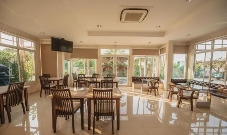 Sweet Home Resort Отели рядом с достопримечательностью «Wat Sutthawas»