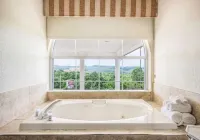Savannah House Hotel - Bathtub