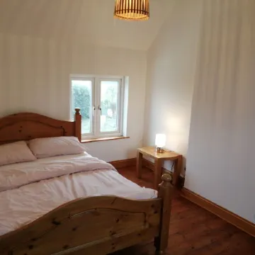 4 Bed House - Sleeps 10 - Pets - Parking - Wifi