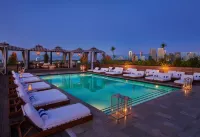 Sixty Beverly Hills - Rooftop Pools