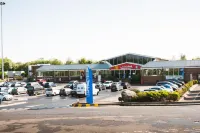 Days Inn by Wyndham Watford Gap - parking