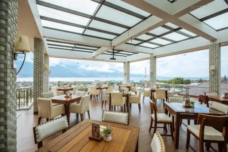 Sutan Raja Hotel & Convention Palu Отели рядом с достопримечательностью «Astore Palu»