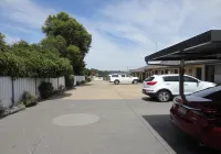 Cowra Crest Motel - parking