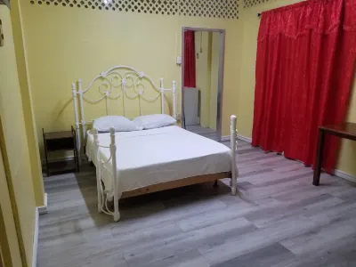 Port Lodge Hotels near Emperor Valley Zoo