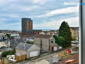 Captivating 3-Bed House in Swansea Town Center