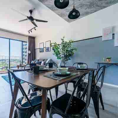 3Br Homestay with Pool View Bukit Rimau Dining/Meeting Rooms