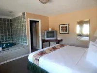 Capri Motel - Beach