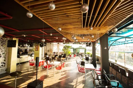 Anh Nguyet Hotel Отели рядом с достопримечательностью «Tượng Đài Trần Văn Thời»