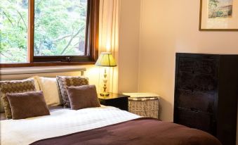 Rustic Country Lane Farmhouse in Lysterfield - Housity
