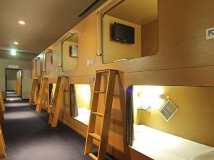 Nikoh Capsule Hotel Refre - Hostel - Caters to Men