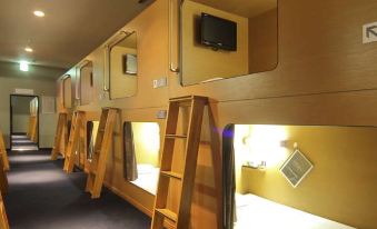 Nikoh Capsule Hotel Refre - Hostel - Caters to Men