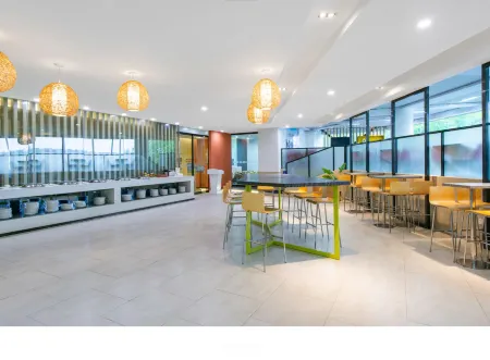 Holiday Inn Express Yangzhou Slender West Lake (Wenchangge) Отели рядом с достопримечательностью «The Shi Kefa Museum»