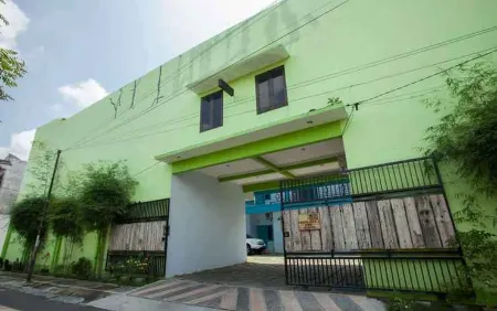 RedDoorz Syariah @ Kartohardjo Madiun Отели в г. Мадиун