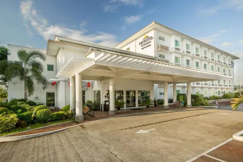 Microtel by Wyndham South Forbes Near Nuvali - parking