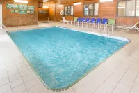 Days Inn & Suites by Wyndham Davenport East - Pools