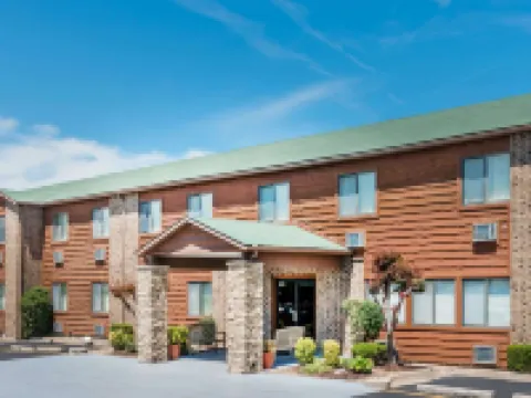 Super 8 by Wyndham Lebanon Hotels in Laclede County