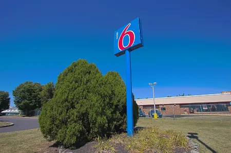 Motel 6 Piscataway, NJ Отели рядом с достопримечательностью «Rutgers University Busch Student Center»