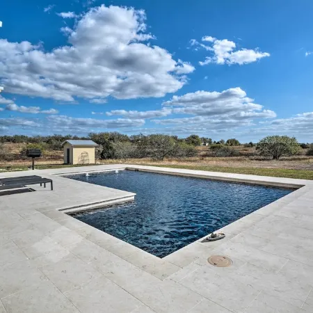 Hot Tub & Game Room: Schulenburg Retreat