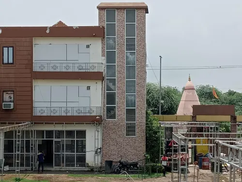 Mukhiya Garden Hotel di Radha Kund