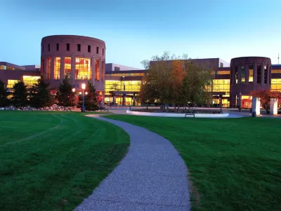 Hilton Minneapolis Hotel dekat University Recreation and Wellness Center