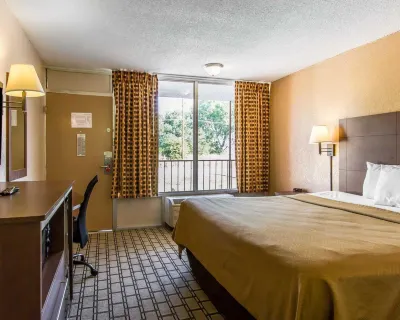 Econo Lodge Inn & Suites Near Bricktown Hotels in Oklahoma City