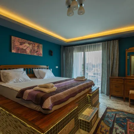 Rebetika Hotel & Bistro