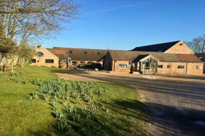 Hall Farm Hotel and Restaurant فنادق في Covenham St. Mary