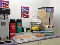Days Inn by Wyndham Tallahassee University Center - breakfast