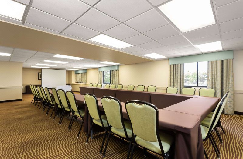 La Quinta Inn & Suites by Wyndham Bonita Springs Naples N. photo 4