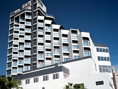 La Familia Gallo Rojo